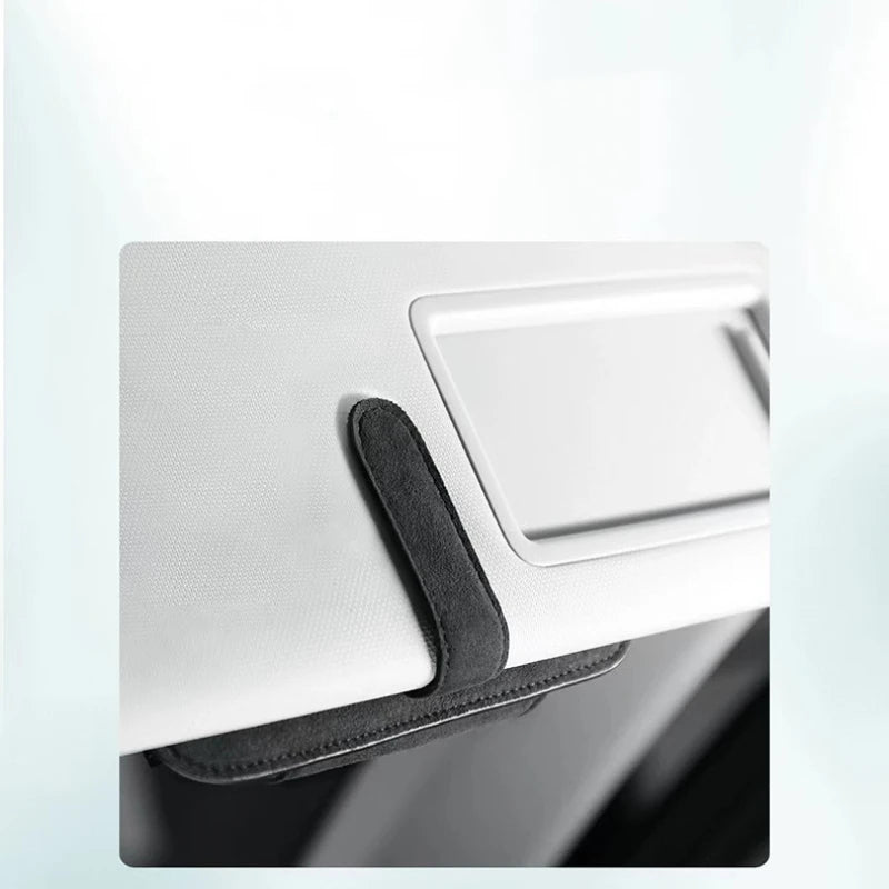 Lightweight glasses case easy to carry in vehicles